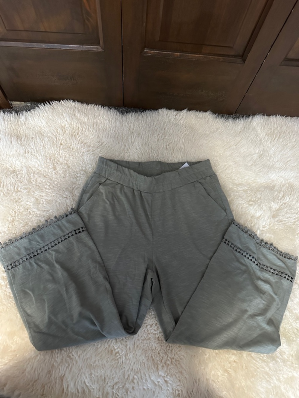Belle by Kim gravel Olive Green Lace-Trim capri pants XS